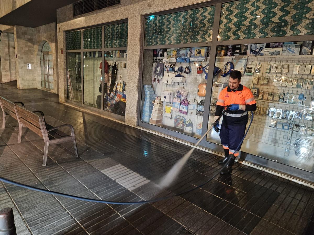 Un operario municipal realiza trabajos de limpieza en los barrios afectados por los Fenómenos Meteorológicos Adversos