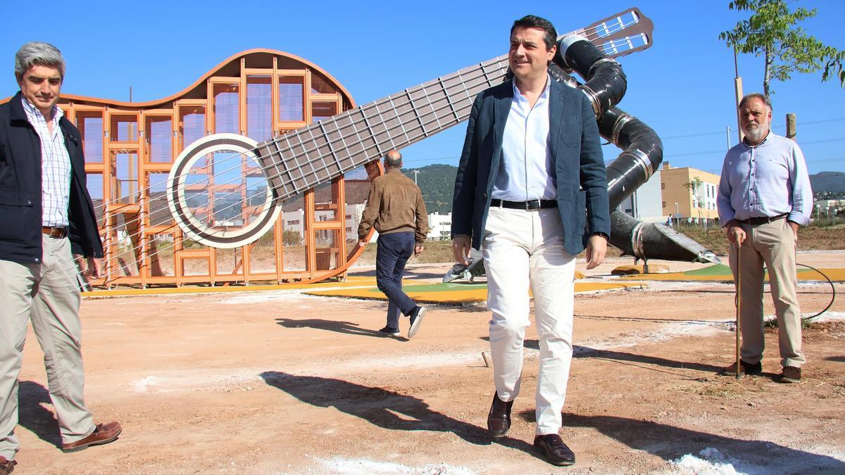 El alcalde, José María Bellido en el parque del Flamenco.