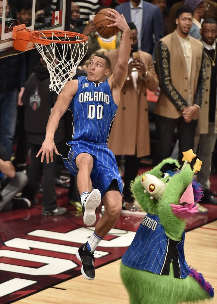 LaVine, de los Timberwolves de Minnesota, revalidó su título de campeón del concurso de mates después que en la tercera ronda alargada por los empates que se dieron hizo un mate perfecto de 50 puntos, el cuarto de la noche, y superó al novato Aaron G