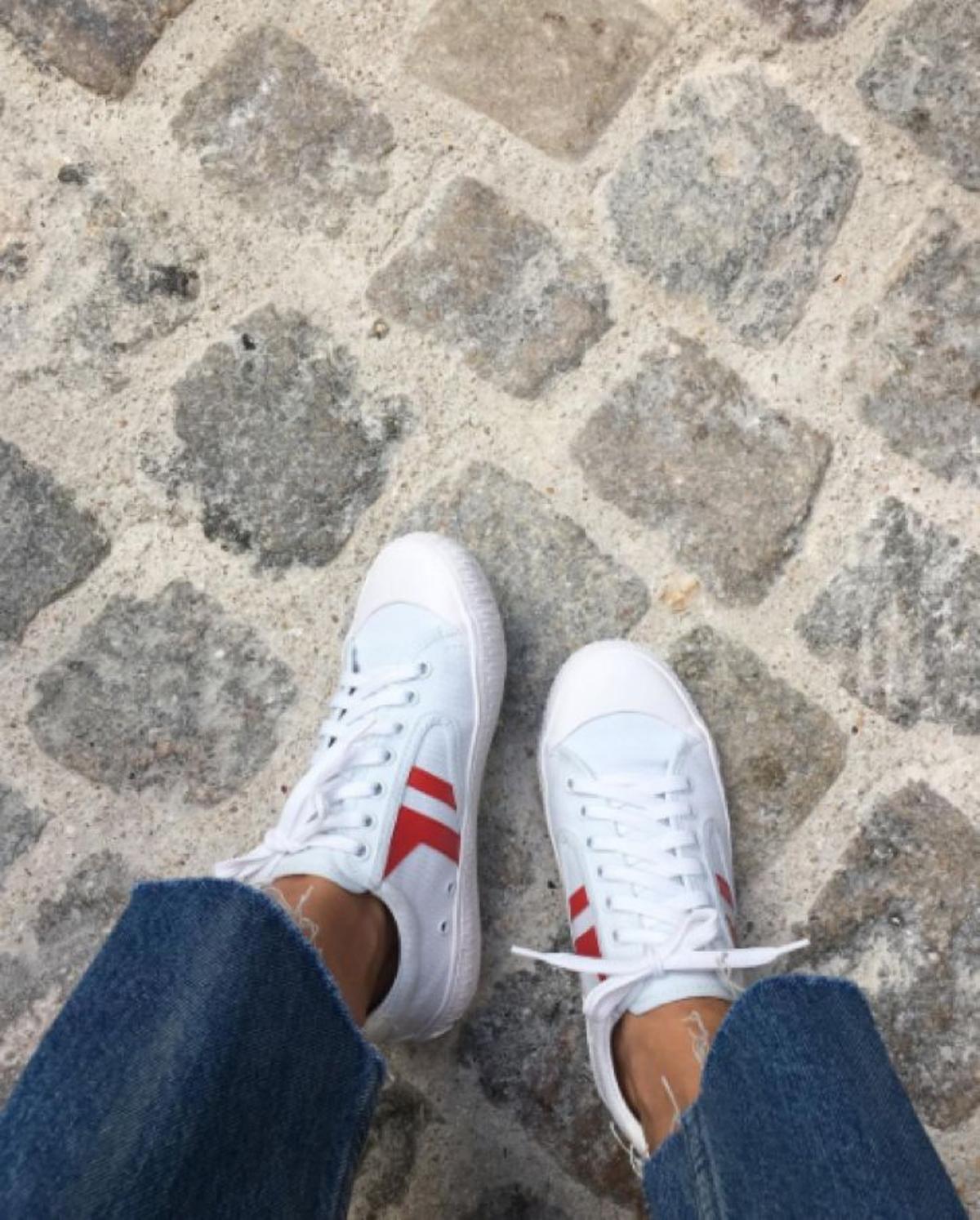 Las zapatillas preferidas de las 'influencers': con 'jeans'