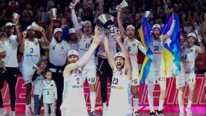 Rudy Fernández y Sergio Llull, jugadores del Real Madrid, levantan la última Euroliga de Kaunas.