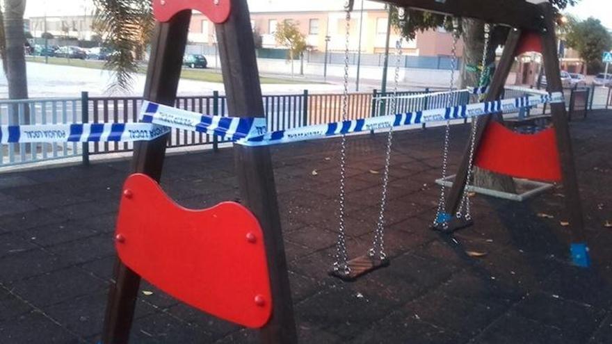 Columpio cerrado esta semana por la Policía Local por la presencia de procesionarias en un parque infantil de Campanillas.