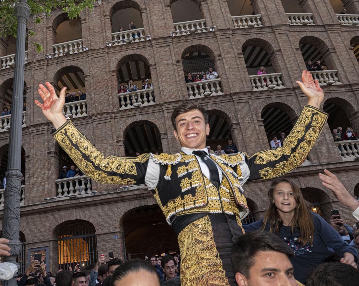 La puerta grande de Nek Romero en València, en imágenes