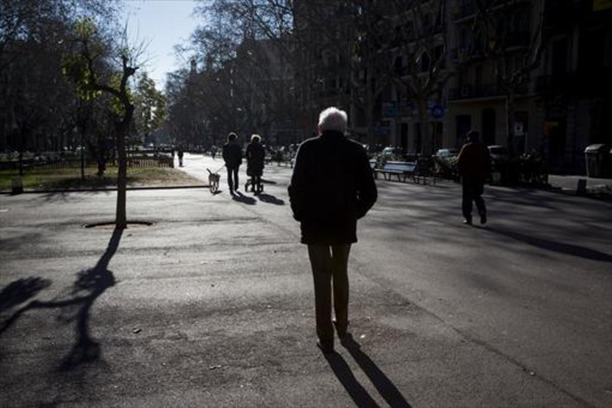 Una persona mayor en una calle de Barcelona.