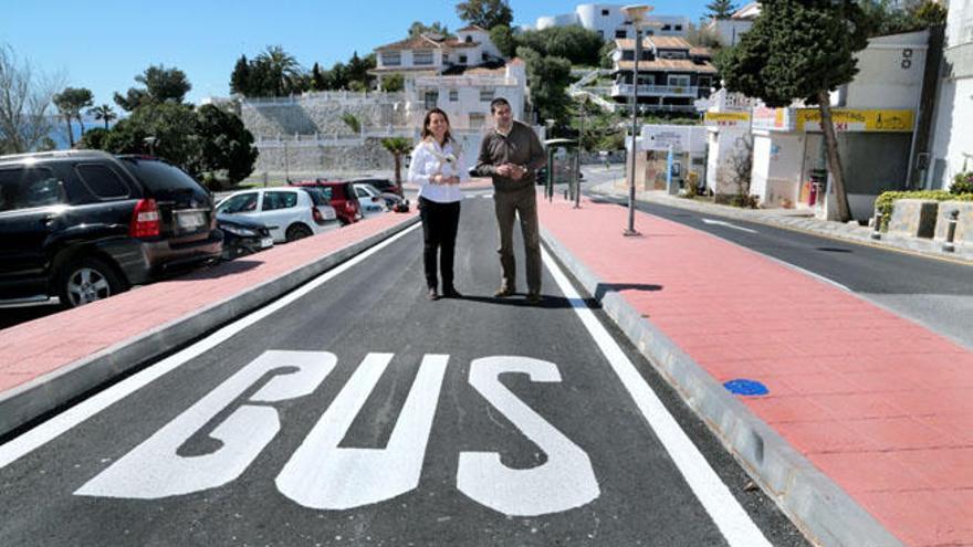 La concejala de Vías y Obras, Concha Cifrián, en el carril bus.