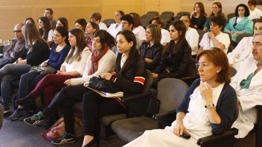 Asistentes al acto de bienvenida de los 16 MIR que se incorporan y despedida de los que se van.