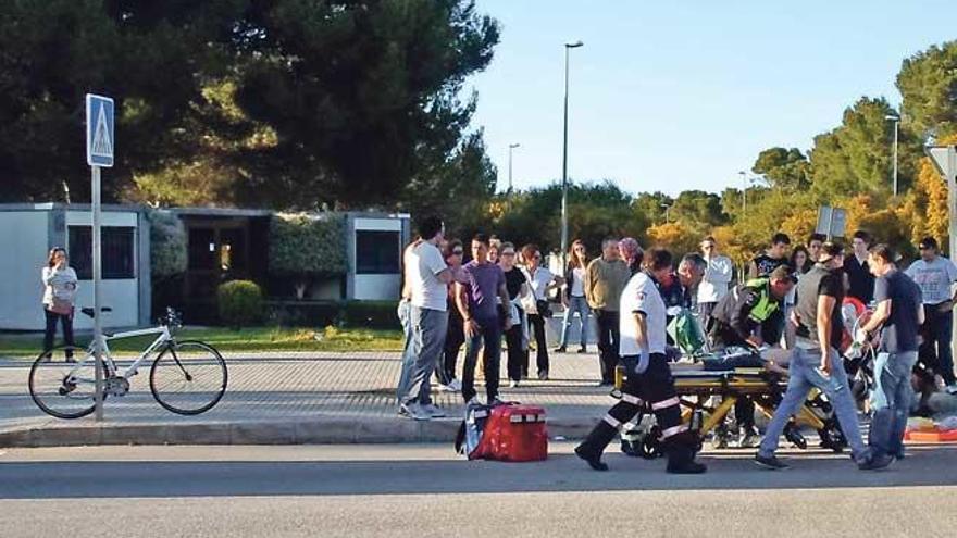 Los servicios sanitarios atienden al menor herido tras ser atropellado en Puig de Ros.