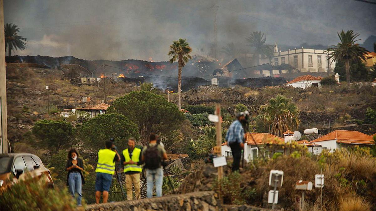 Una de les boques eruptives que expulsa lava a la zona de Los Llanos |  KIKE RINCÓN/EUROPA PRESS