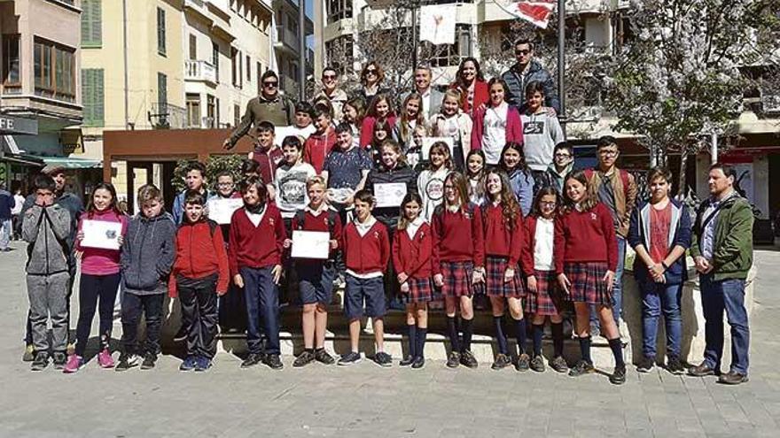 Foto de familia de los alumnos que ayer recogieron el permiso de venta en el Consistorio ´inquer´.