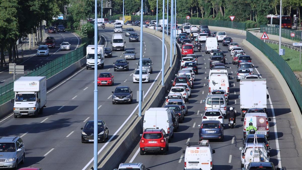 En la imagen, numerosos automóviles forman un atasco a la entrada de Barcelona.