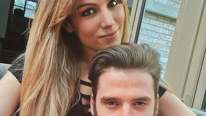 Edurne y David de Gea, junto al montaje del anuncio con biberón, micrófono y guante. | Instagram