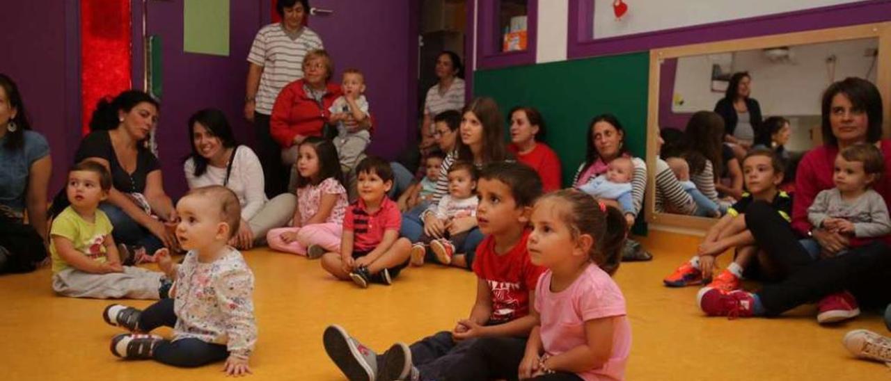 Algunos de los pupilos y progenitores, ayer por la tarde, en el centro educativo de Silleda. // Bernabé/Gutier