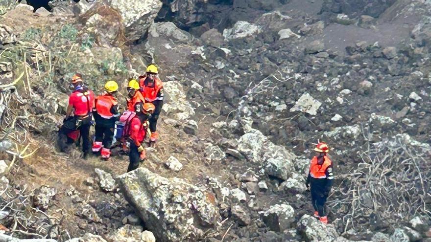 El helicóptero del GES rescata a un menor accidentado en el Volcán de la Corona