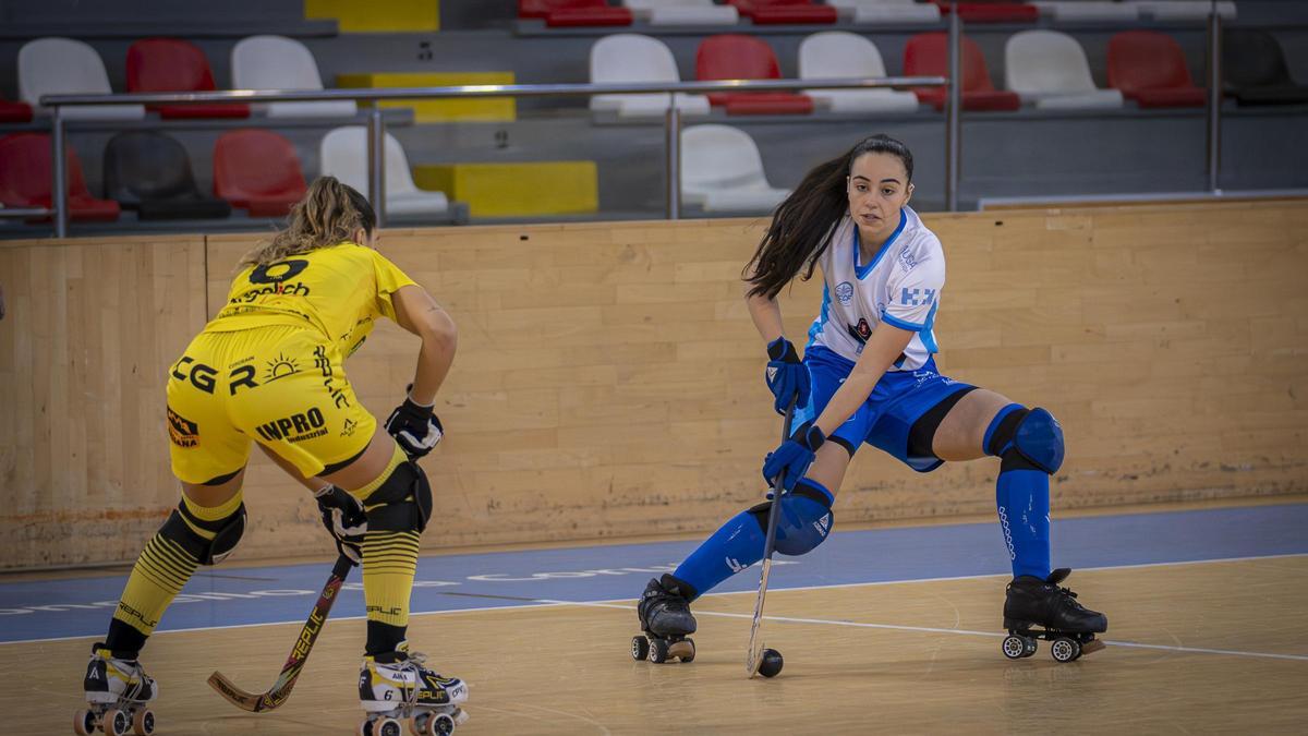 Lance del duelo entre el HC Coruña y el Vila Sana en el Palacio de los Deportes de Riazor.