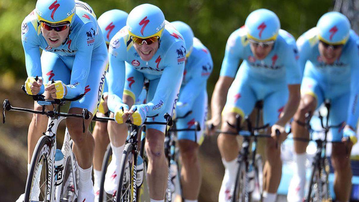 El conjunto Astana, durante la contrarreloj por equipos del Mundial de Ponferrada del 2014.