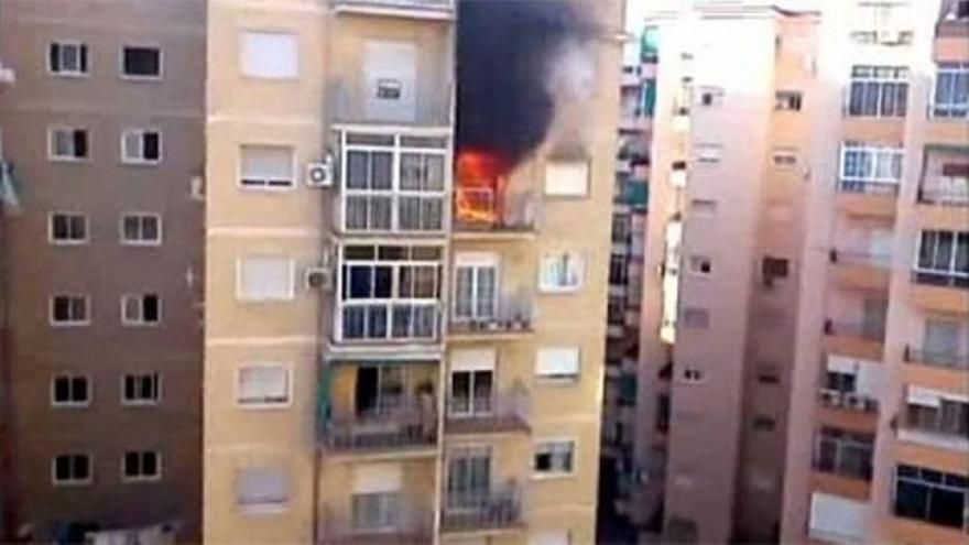 Muere un joven de 30 años en el incendio de su piso en Granada