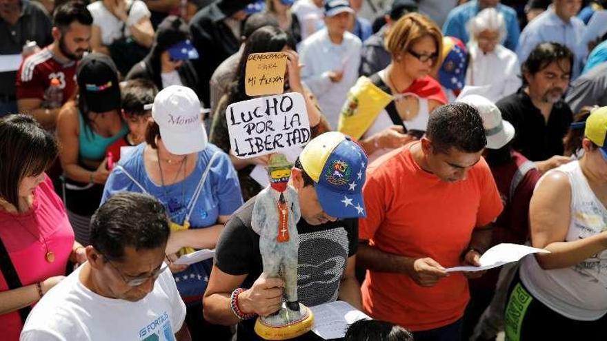 Opositores leen en Caracas la ley de amnistía que Guaidó ofrece a militares y policías.