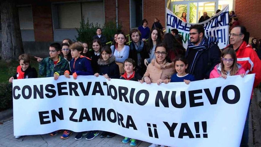 Los alumnos del Conservatorio, concentrados durante la jornada de ayer.