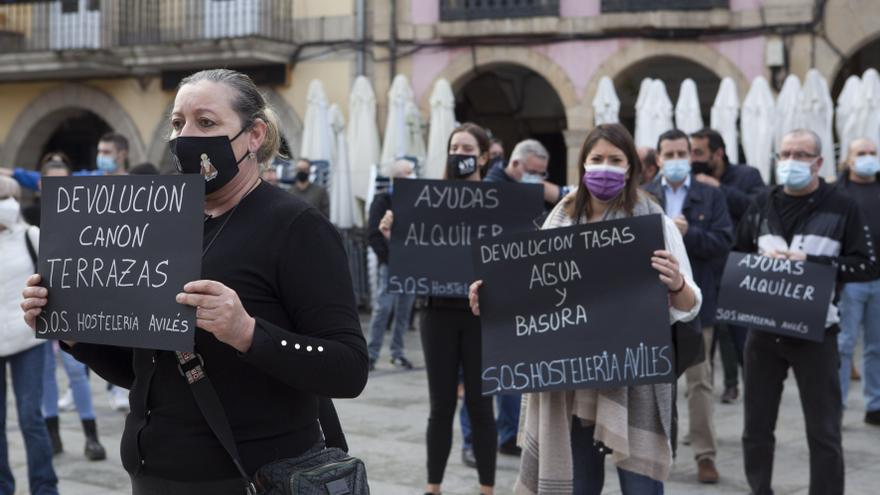 La hostelería de Avilés muestra en la calle su situación crítica.