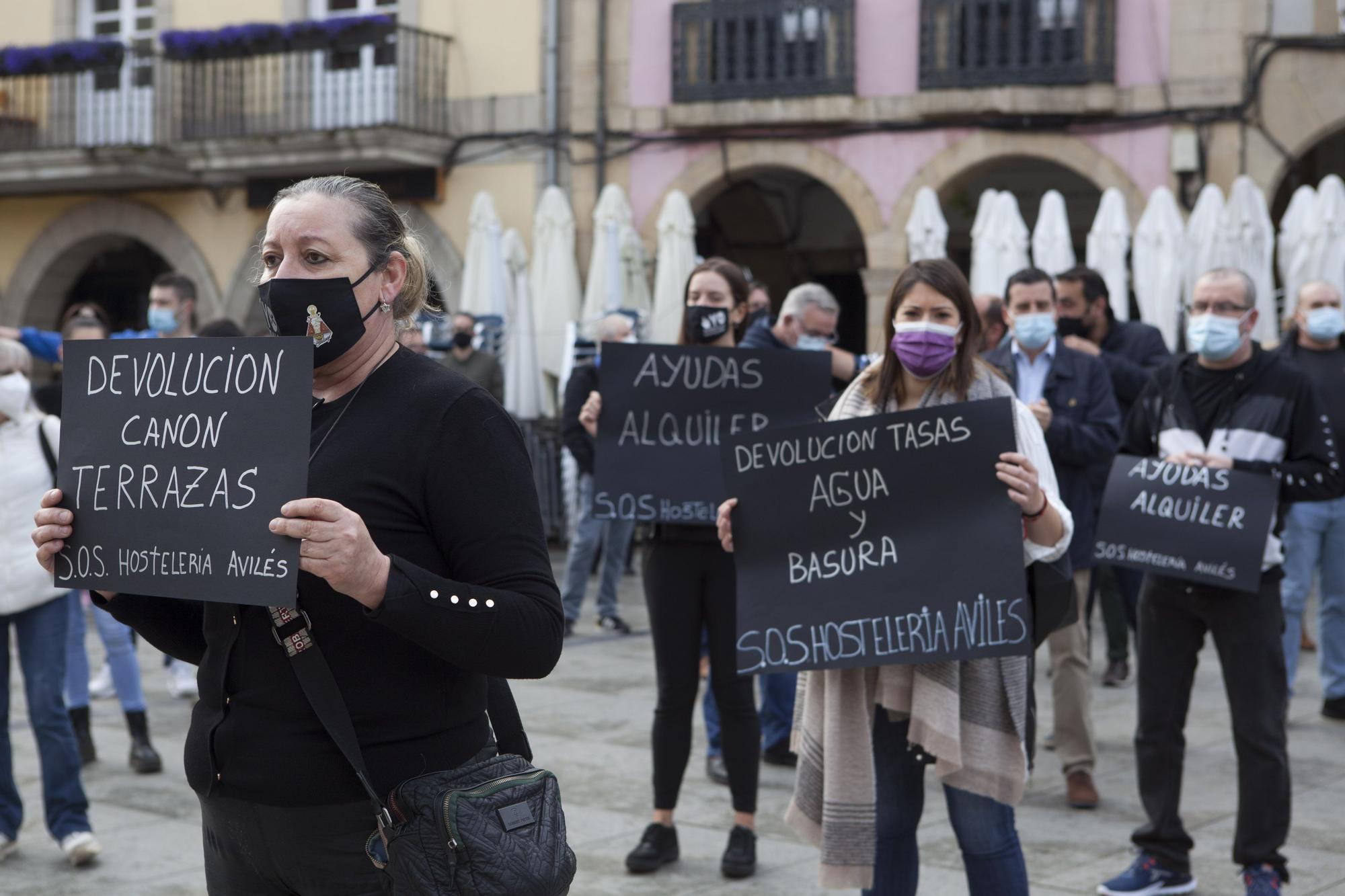 La hostelería de Avilés muestra en la calle su situación crítica.