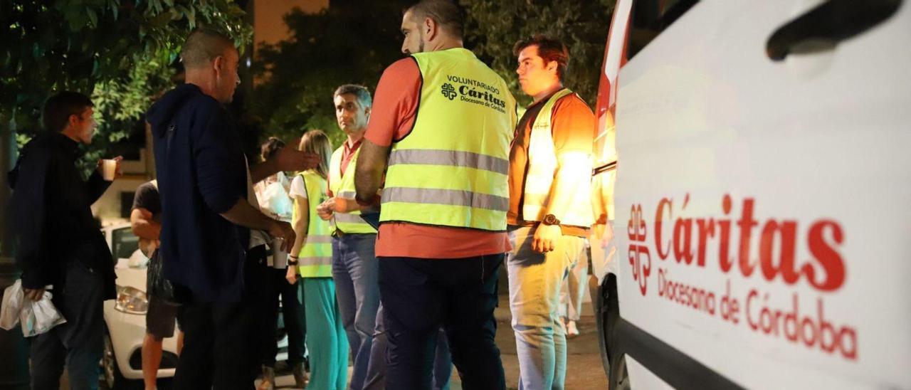 Los voluntarios de Cáritas trabajan en diferentes campañas que se refuerzan en esta época del año.