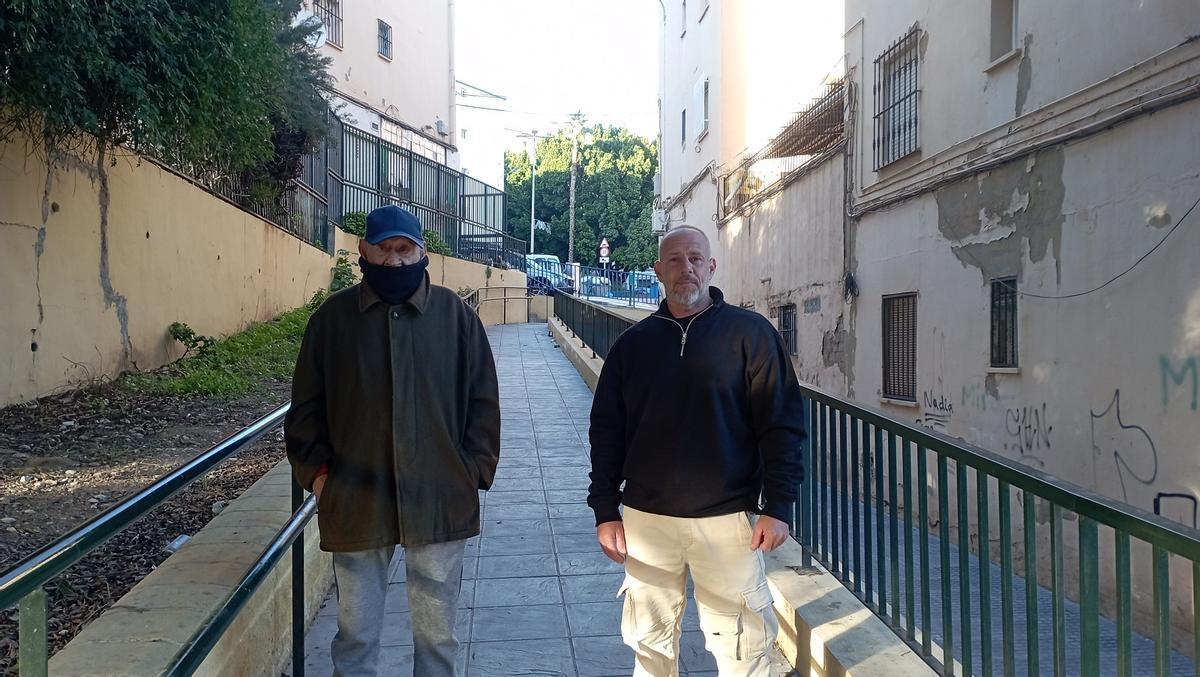 Joaquín González y el presidente vecinal Juan Manuel González, en la calle sin nombre de Carlinda.