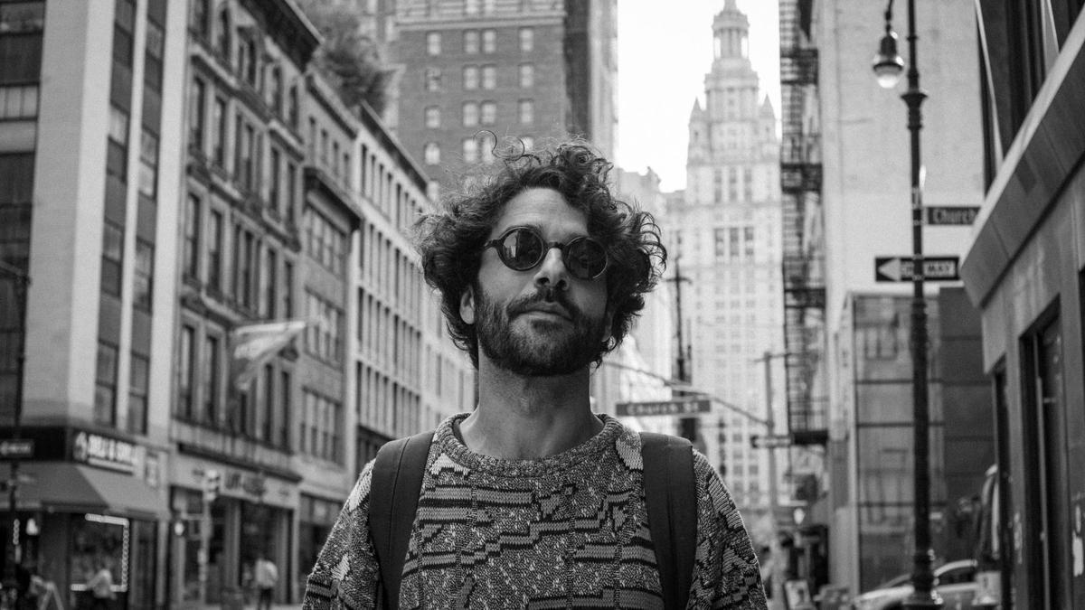 Albert Pinya viaja a Milán tras exhibir obra en Nueva York. En la imagen, el artista paseando por la ciudad de los rascacielos