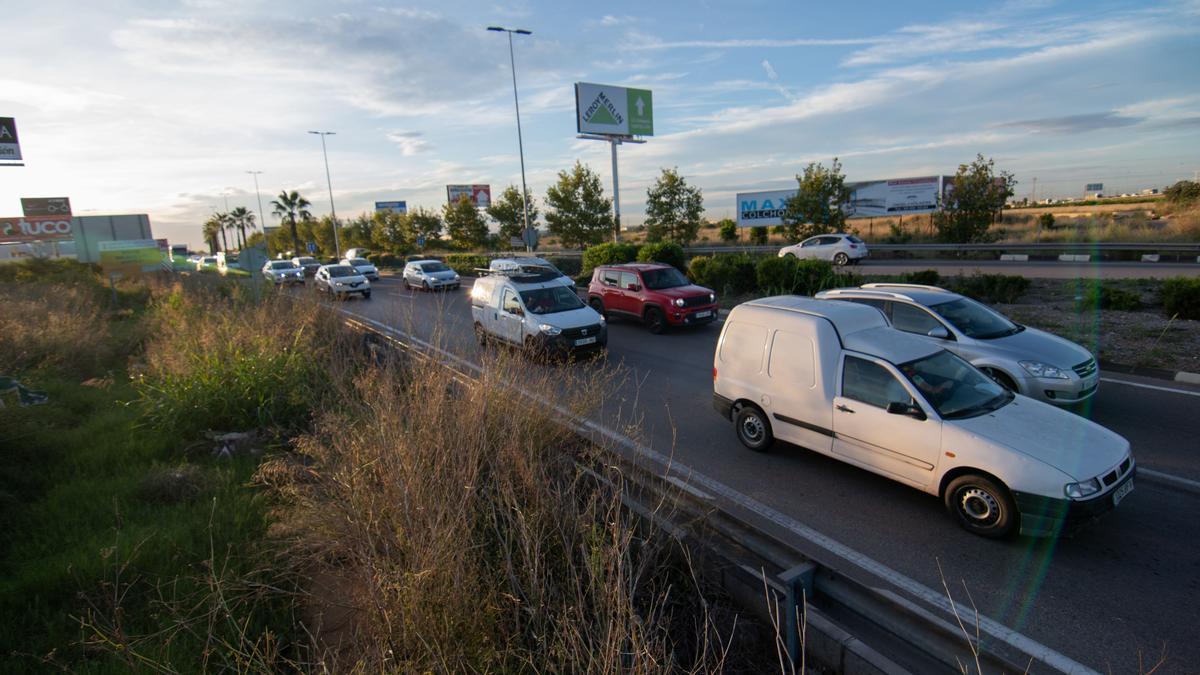 Recientes atascos de vehículos en uno de los puntos de acceso a la capital de la Plana.