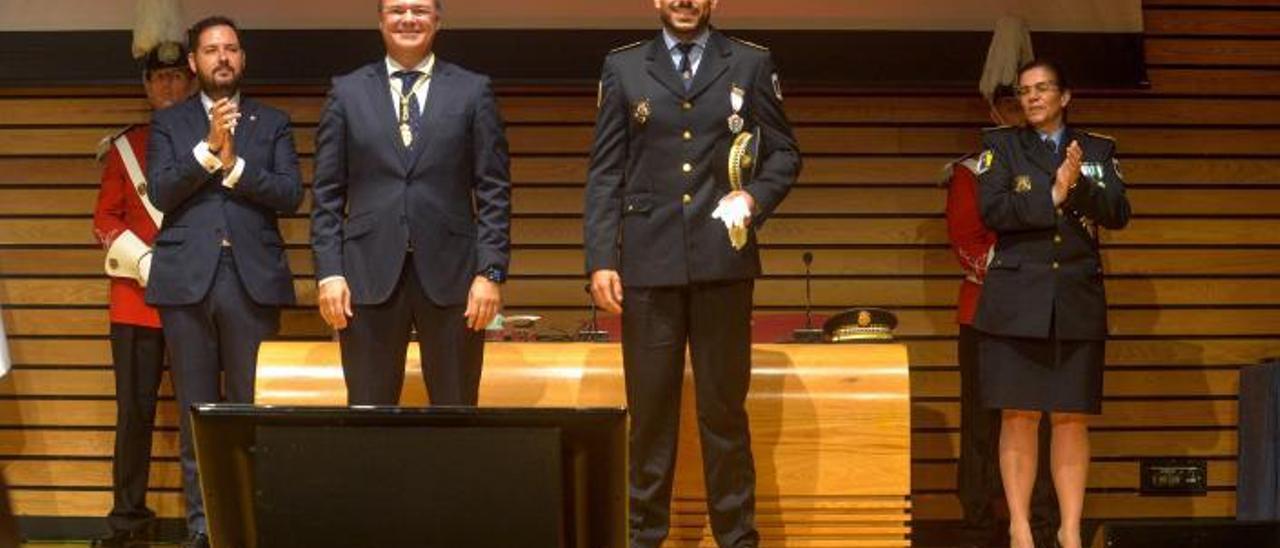 Francisco Raúl Bosa Calero junto al alcalde tras recibir la medalla de plata. | | JUAN CASTRO