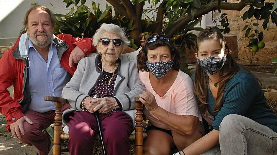 Francisca Bosch, acompañada por familiares el día de su cumpleaños.