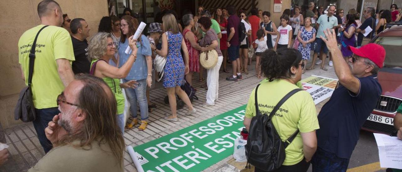 Interinos concentrados ante la sede de Educación en Alicante para protestar por la exigencia del inglés para ser maestro.