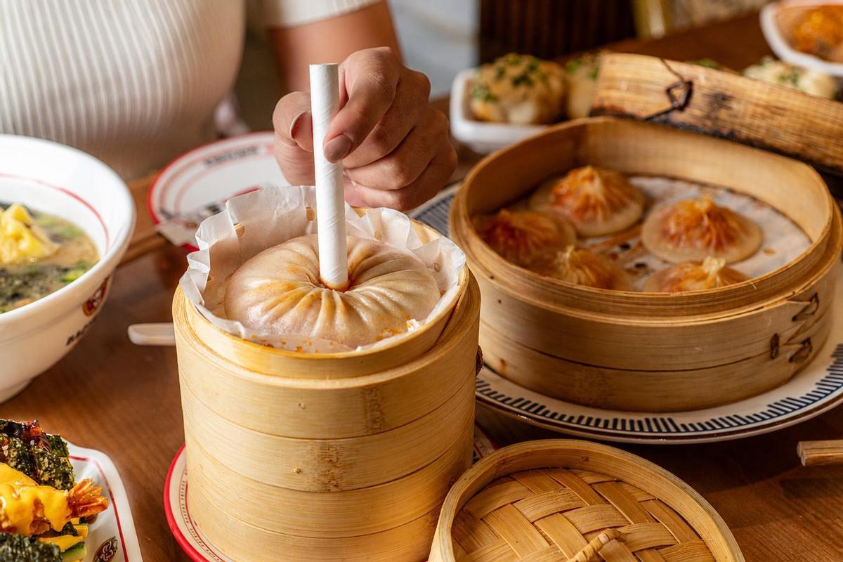 El Bao Imperial de Huevas de Cangrejo de Baoyilong, una especialidad de Shanghái que se bebe primero con pajita.