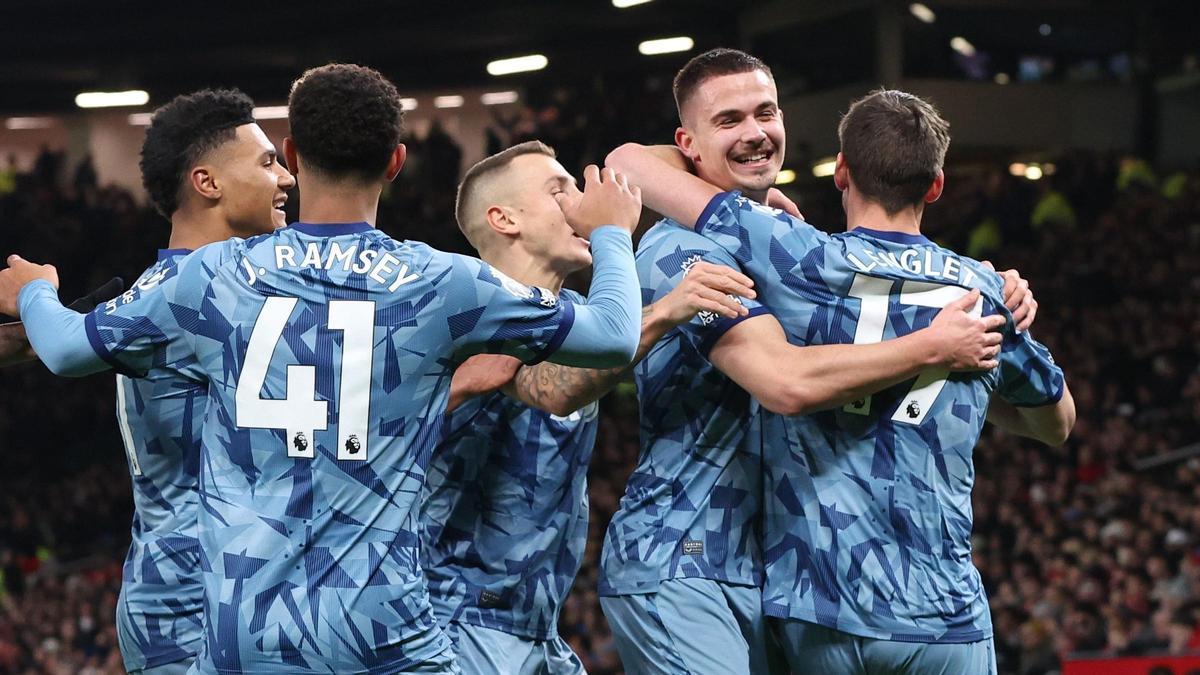 Leander Dendoncker del Aston Villa celebra el gol de 2-0 durante el partido de fútbol de la Premier League inglesa entre Manchester United y Aston Villa