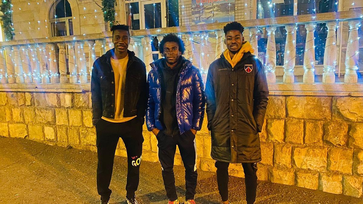 Tres futbolistas africanos querían regresar a sus países, pero se han quedado atrapados en la ciudad