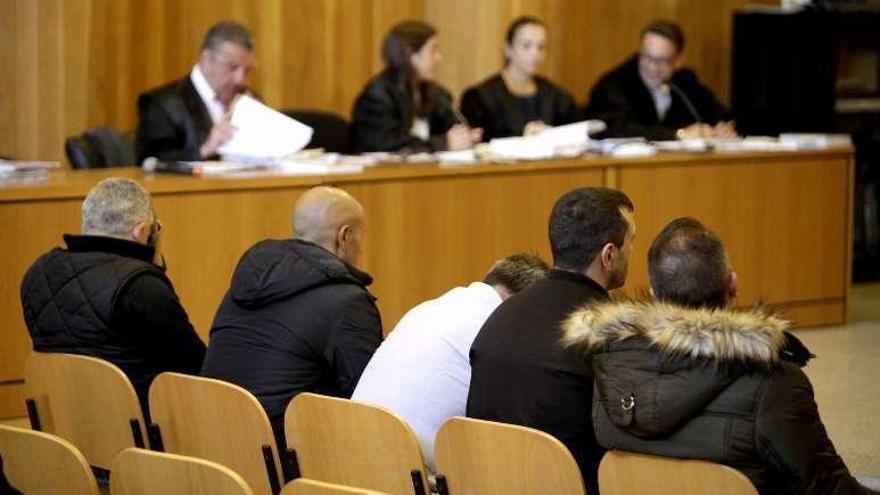 Parte de los acusados, durante el juicio que se inició ayer. // Cabalar