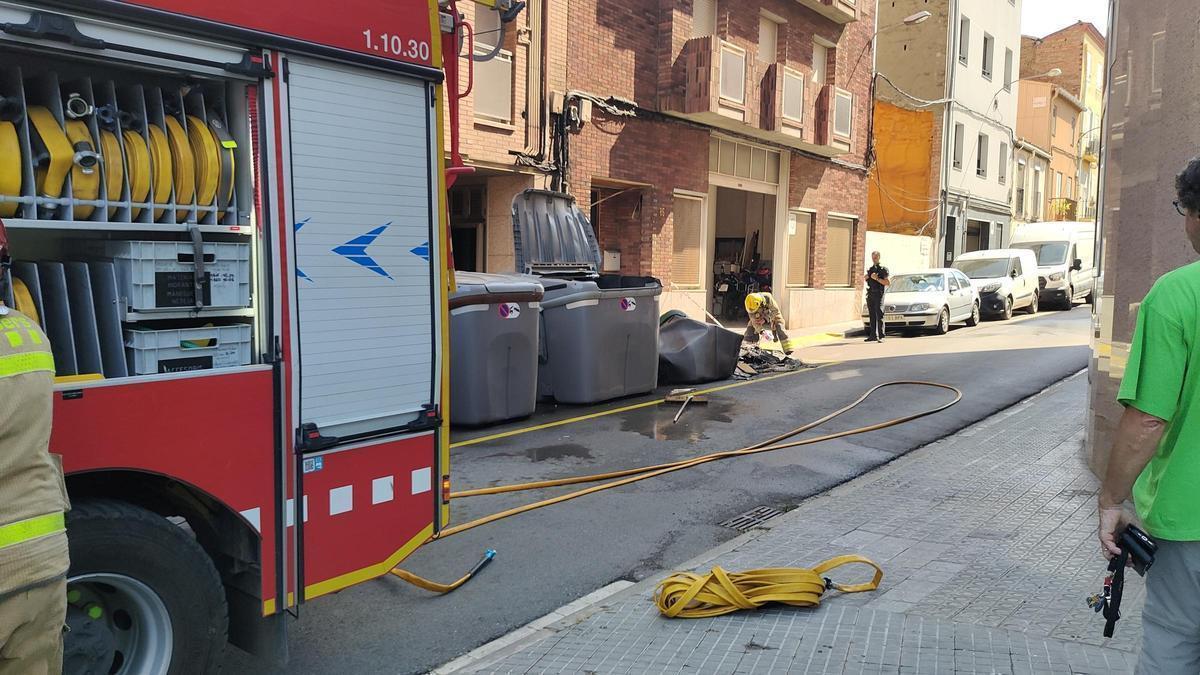 Els Bombers apagant un contenidor cremat a Manresa