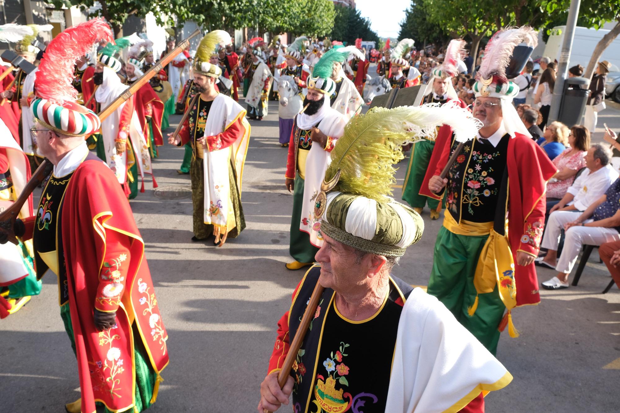 Así ha sido el desfile conmemorativo del 200 aniversario de los Moros Viejos de Petrer