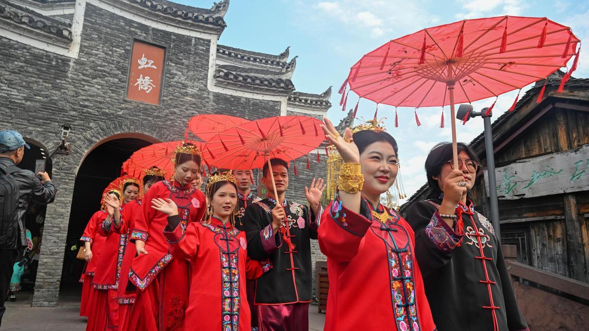 Un grupo de parejas durante una boda masiva en el pueblo antiguo de Fenghuang, el pasado 11 de noviembre.