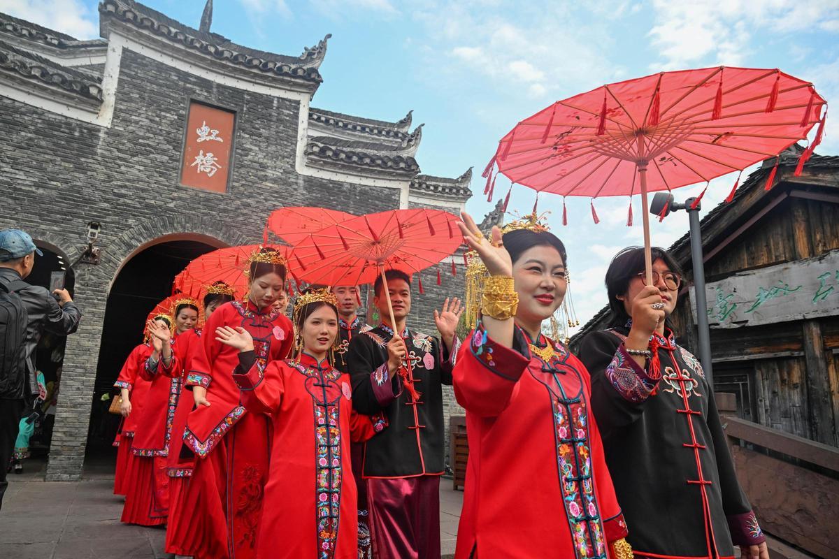 Un grupo de parejas durante una boda masiva en el pueblo antiguo de Fenghuang, el pasado 11 de noviembre.