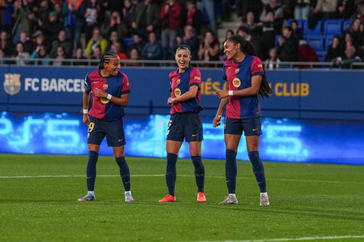 Salma Paralluelo, Jana Fer´nadez y Vicky López celebrando un gol ante el Wolfsburgo