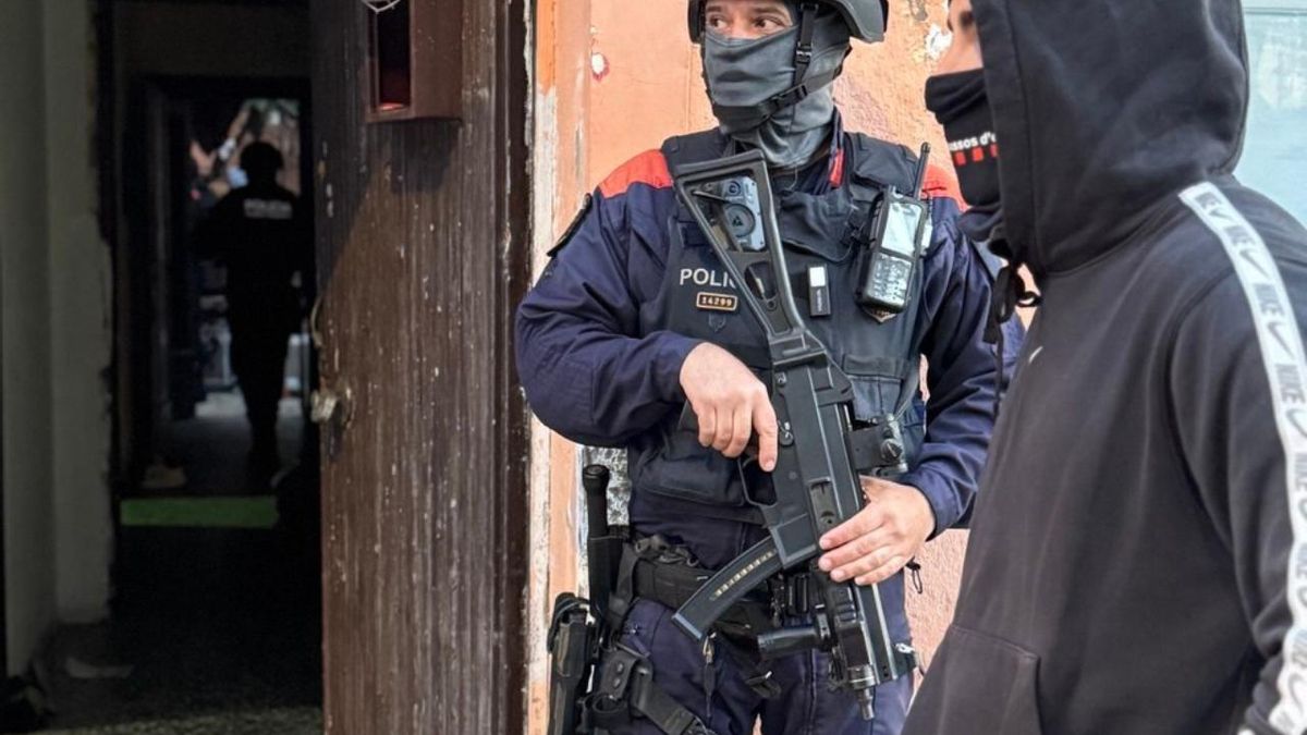 Dos agents dels Mossos durant el registre al domicili de Vilanova del Camí