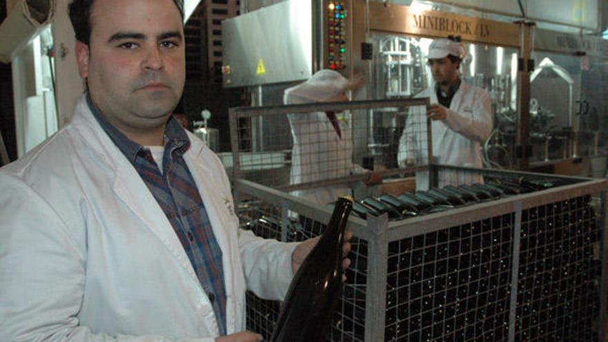 José Antonio García muestra una de las botellas del &quot;tiraje&quot;, ayer, en la cooperativa Eidosela.  // G.P.