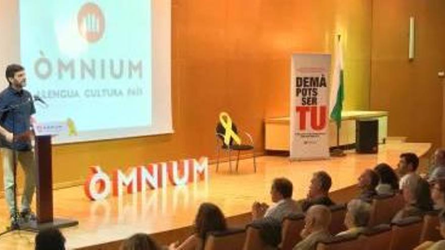 Presentació de la gestora d&#039;Òmnium Cerdanya a Alp