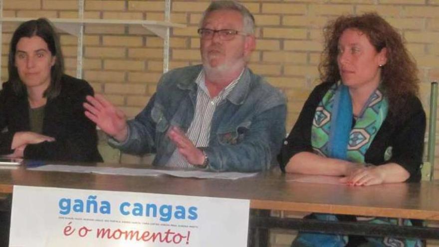 Tania Castro, Xosé Manuel Pazos y Estela Pazos, durante el mitin en Darbo. // Gonzalo Núñez