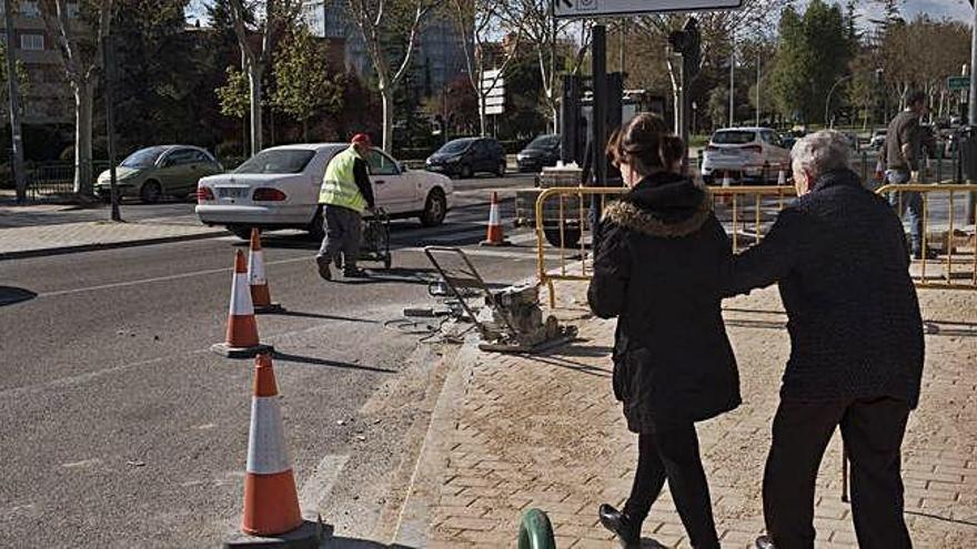 Varios coches en una zona en obras de Cardenal Cisneros, una de las calles más ruidosas de Zamora.