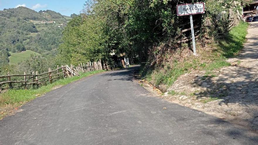 Concluyen las obras de renovación del firme y el drenaje de la carretera de Sayeo (Laviana)