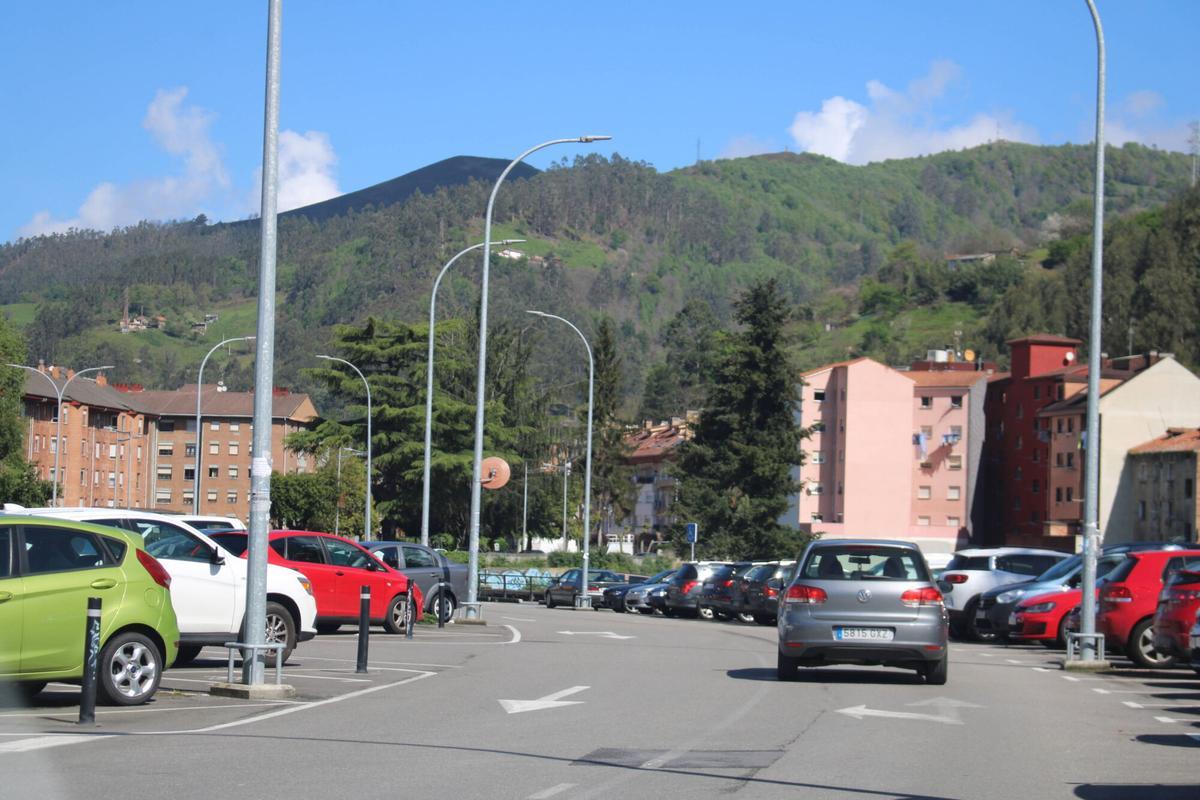 Aparcamiento de Oñón zona blanca. Parking. Coches circulando. Circulación.
