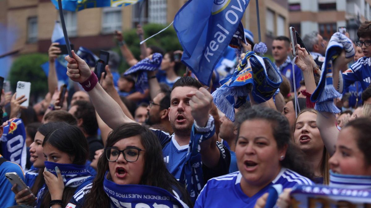 Oviedo se echa a la calle para arropar al equipo en las horas previas a la final del play-off de ascenso a Primera