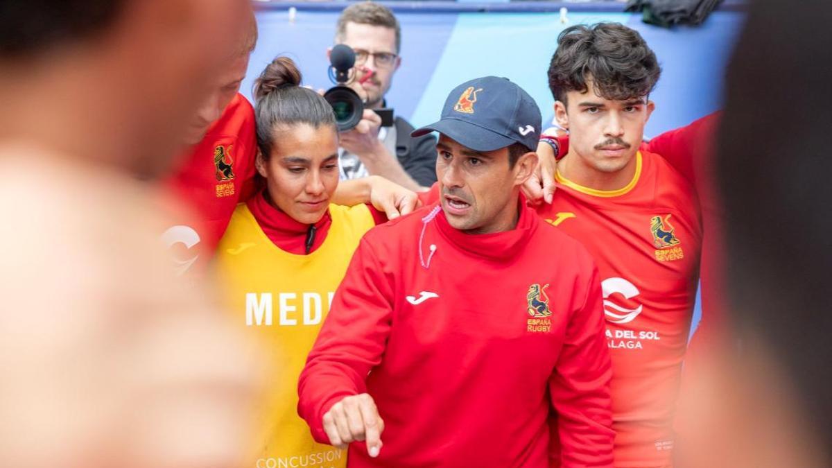 El seleccionador de rugby 7, Paco Hernández, da órdenes a sus jugadores antes de un partido en Los Ángeles