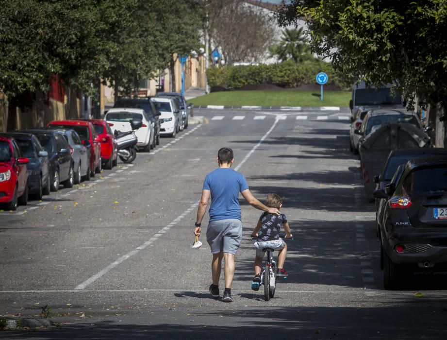 Los más pequeños salen del confinamiento después de más de 40 días pero un gran número de familias salen enteras y no se respeta la distancia de seguridad.